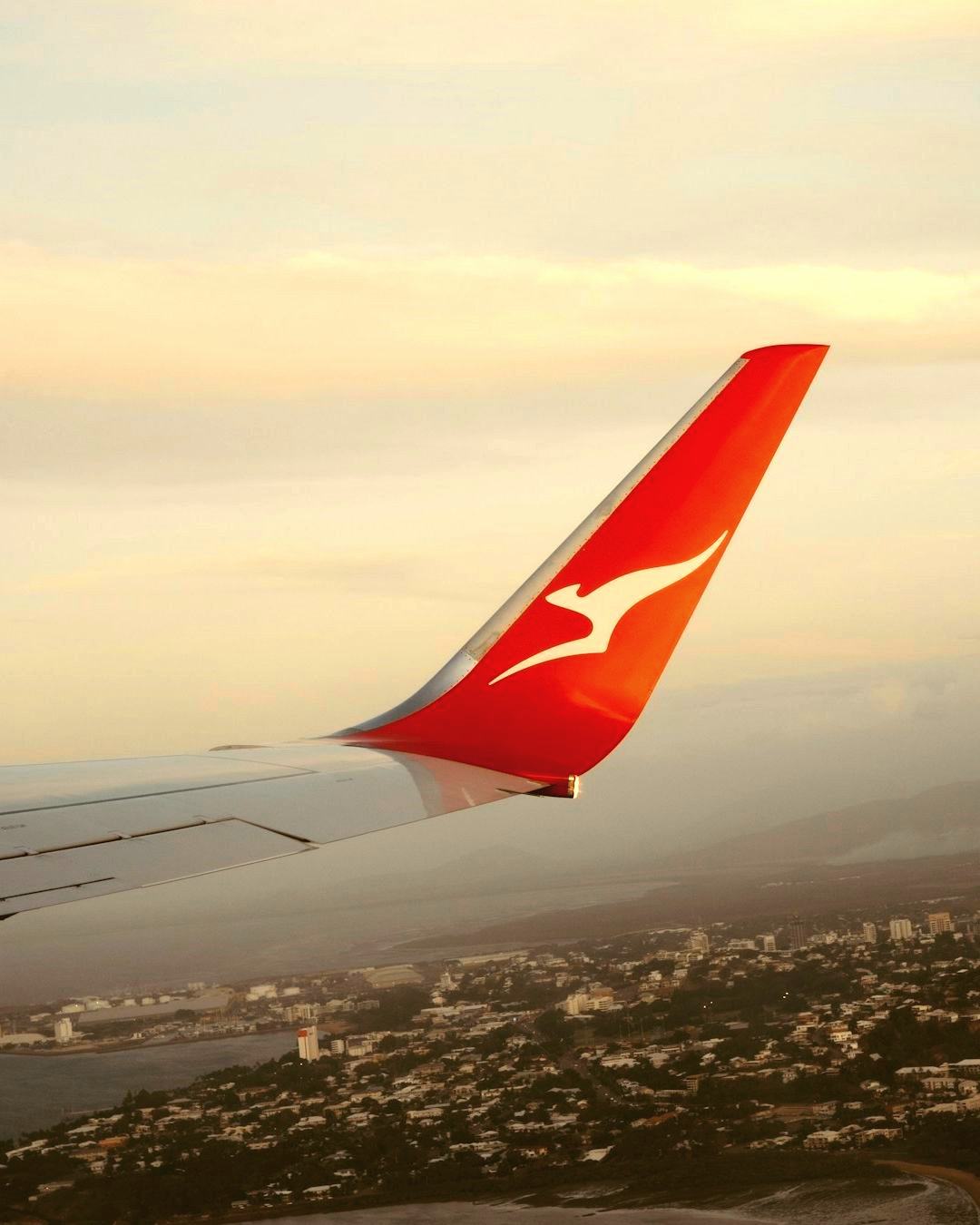 ala di un aereo che vola sopra l'Australia vista dal finestrino